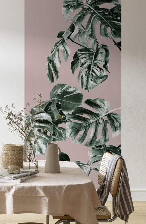Komar Monstera Rose Groen Vlies Fototapete 100x250cm 1-bahn Sfeer | Yourdecoration.de