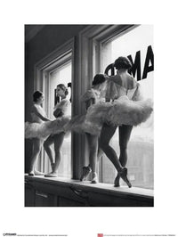 Kunstdruck Time Life Ballerinas In Window 30x40cm Pyramid PPR44030 | Yourdecoration.de