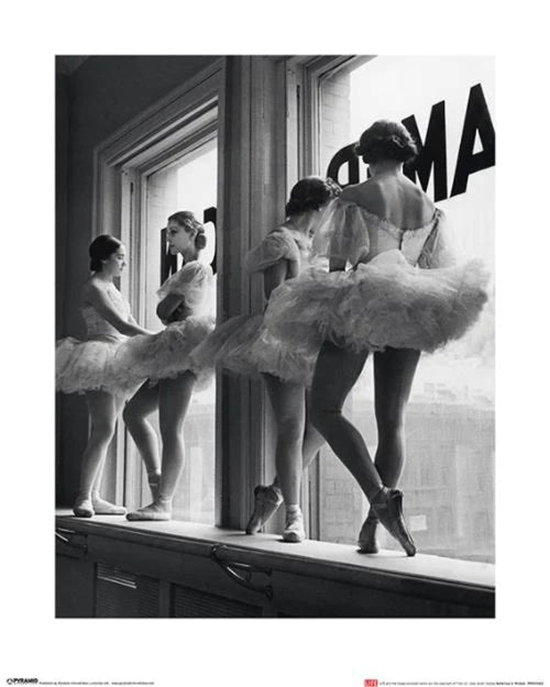 Kunstdruck Time Life Ballerinas In Window 40x50cm Pyramid PPR43062 | Yourdecoration.de