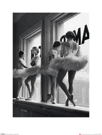 Kunstdruck Time Life Ballerinas In Window 60x80cm Pyramid PPR40190 | Yourdecoration.de