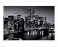 Pyramid Brooklyn Bridge at Night Black and White Kunstdruck 40x50cm | Yourdecoration.de