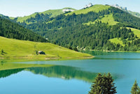 Wizard+Genius Swiss Mountain Lake Launensee Gstaad Vlies Fototapete 384x260cm 8-bahnen | Yourdecoration.de