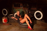 Dimex Girl in Garage Fototapete 375x250cm 5-Bahnen | Yourdecoration.de