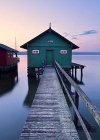 Komar Das grune Bootshaus Vlies Fototapete 200x280cm 4-bahnen | Yourdecoration.de